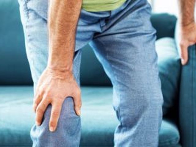 وجيعة في الركبة و بالسيف تقف